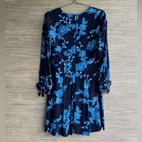 Draper James Blue and Navy Floral V-Neck A-Line Dress With Open Sleeves Size 6 - Picture 3 of 9
